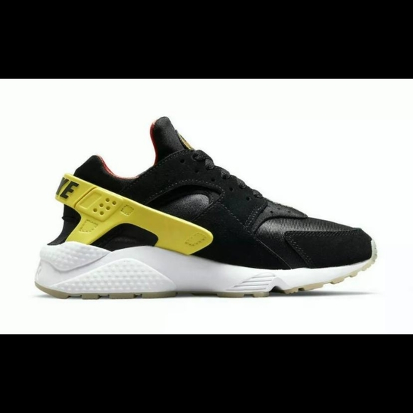NEW Nike Air Huarache Women's Shoes Size 6 Black Yellow Sneakers DO5873-001 - Picture 2 of 6